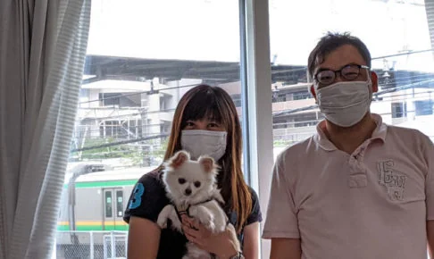 工事を終えたお客様ご夫婦と愛犬