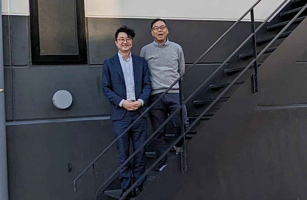 大信工業社・中澤社長(左)と中西繁樹