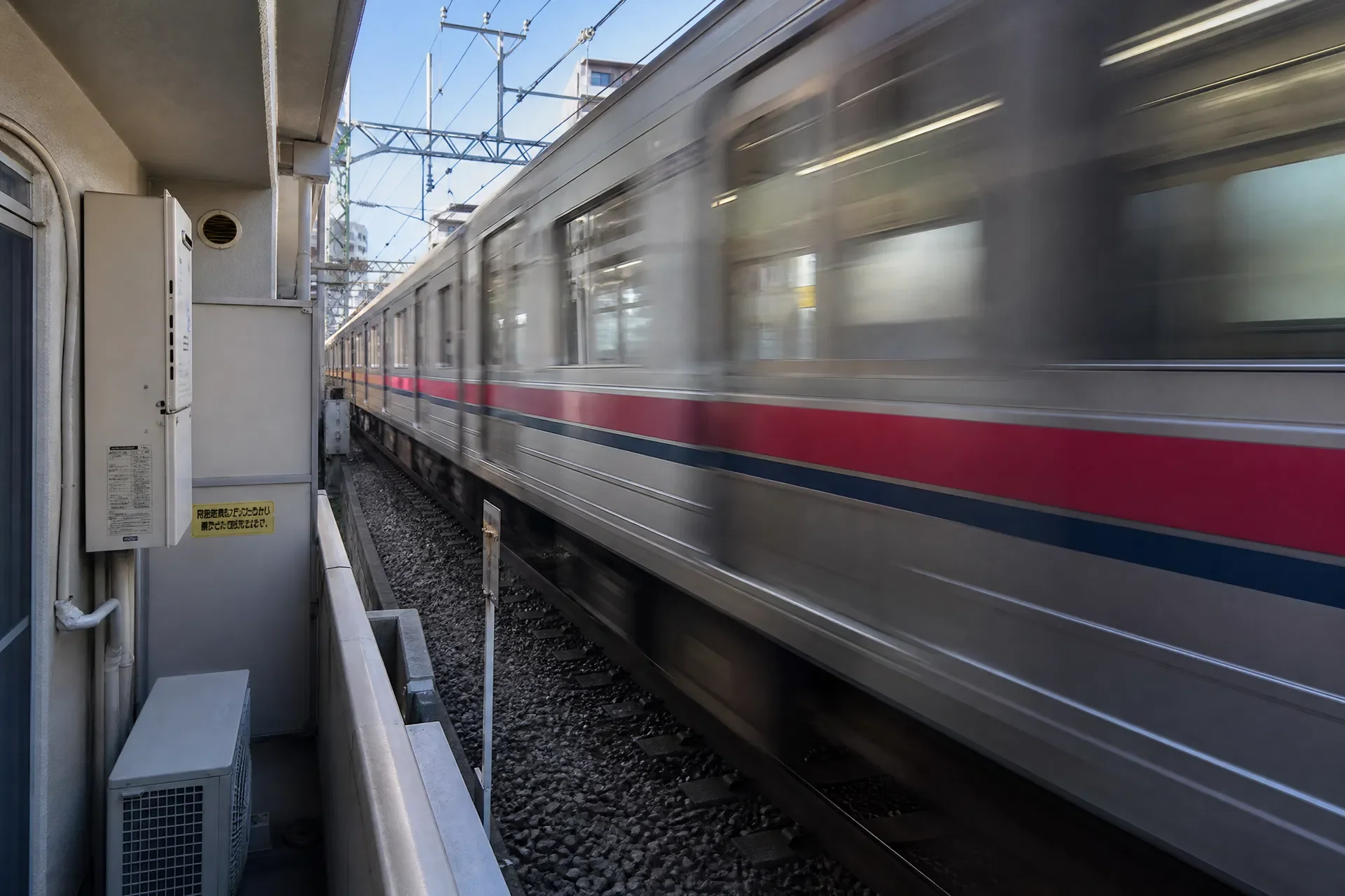 電車の音は近ければ轟音で